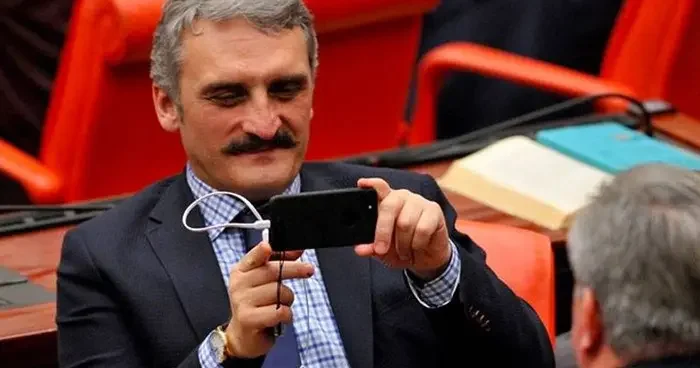 1923 e kanlı darbe dedi, Ahmet Hamdi Çamlı tepkilere rağmen bir de Instagram dan reklam verdi