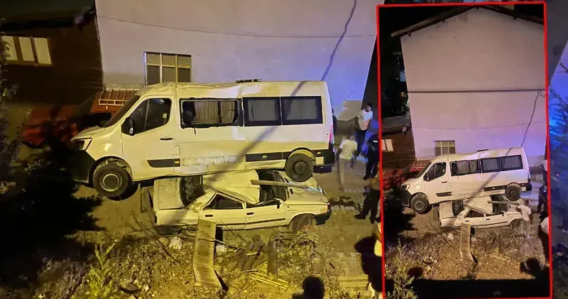 El freni boşalan minibüs, 10 metreden otomobilin üstüne düştü