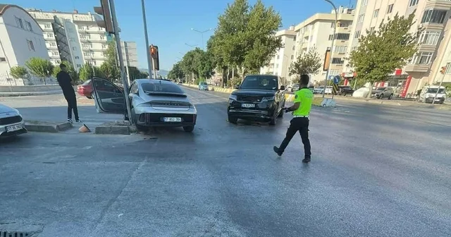 CHP İstanbul Milletvekili İlgezdi, Çanakkale de kazası geçirdi: 1 yaralı Çanakkale Haberleri