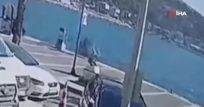 Çeşme de motosikletiyle denize uçtu: O anlar kamerada