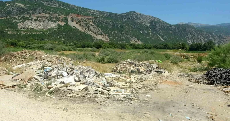 Moloz yığınları Karabağlar Yaylası’nı tehdit ediyor