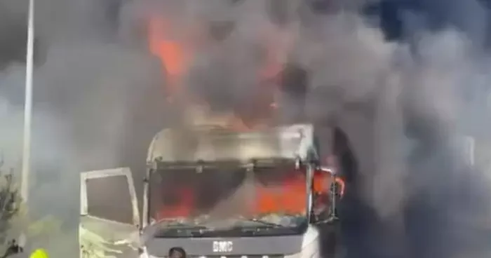 Mersin de tır alev alev yandı! İtfaiye ve orman ekipleri müdahale etti