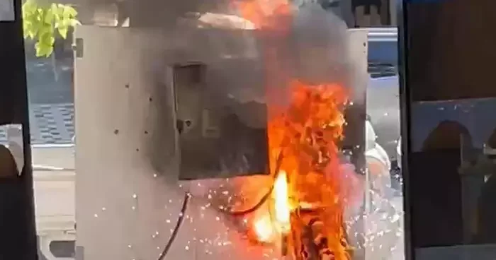 İstanbul da korku dolu anlar! Peş peşe patlamaların ardından alev aldı
