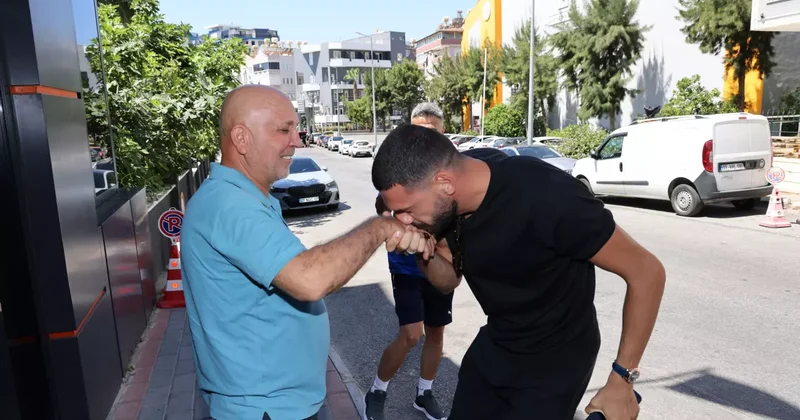 Merih Demiral dan vefa! Türkiye ye gelince o ismi ziyaret edip elini öptü