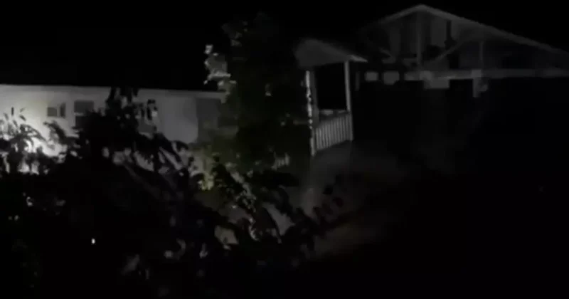 Teksas ta Sel Felaketi: İçinde insanların bulunduğu ev sulara kapıldı