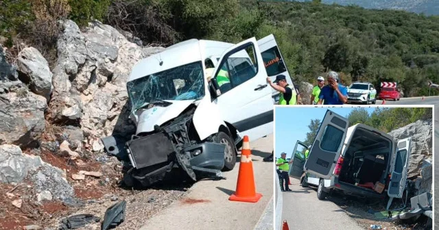 Antalya da tur minibüsü kayalıklara çarptı: 17 yaralı Antalya Haberleri