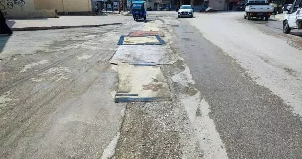 Adana haberleri Vatandaşın yol çilesine ilginç çözüm: Sokağa halı serdiler! 07 Ağustos 2025