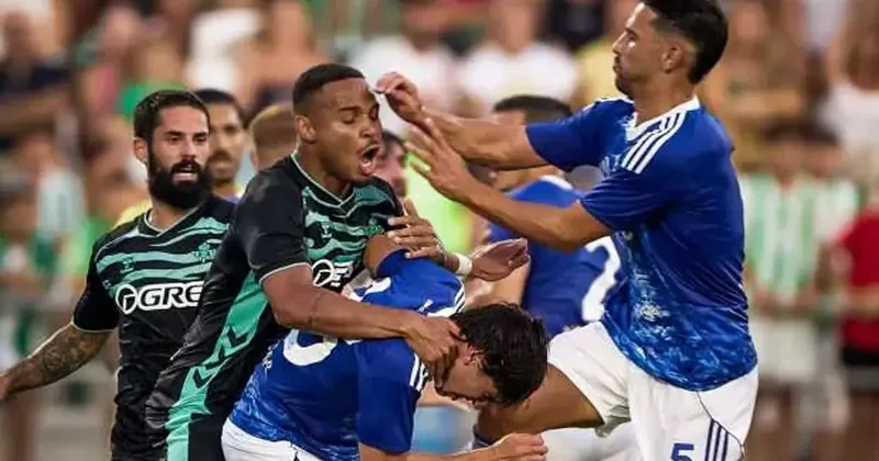 Real Betis Como maçında ortalık savaş alanına döndü! Yumruklar tekmeler hepsi bir arada