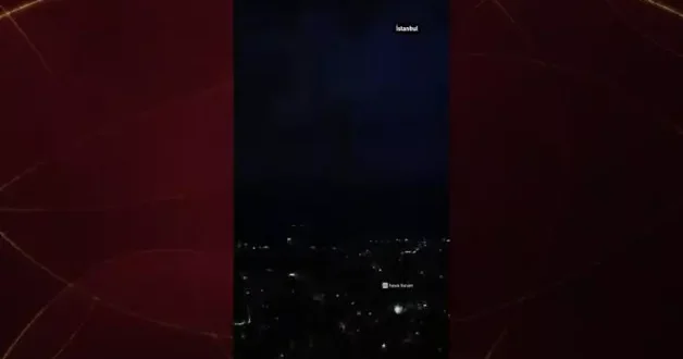 İstanbul da şimşekler geceyi gündüze çevirdi