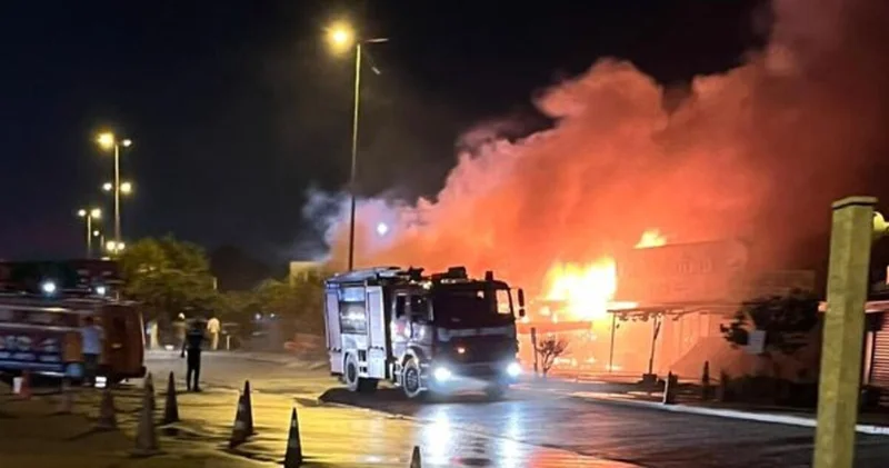 Kartal da balıkçı barınağında yangın: 5 iş yeri hasar gördü Son dakika haberleri