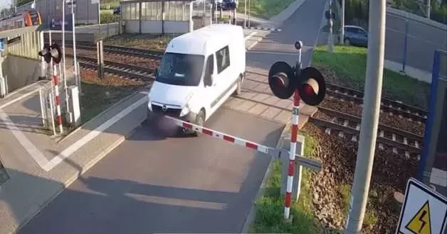 Dehşete düşüren kaza! Tren minibüsü böyle parçaladı