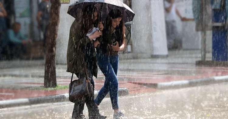 İstanbul da şemsiyesiz dışarı çıkmayın! Rüzgar ve sağanak devam edecek mi? Orhan Şen canlı yayında açıkladı