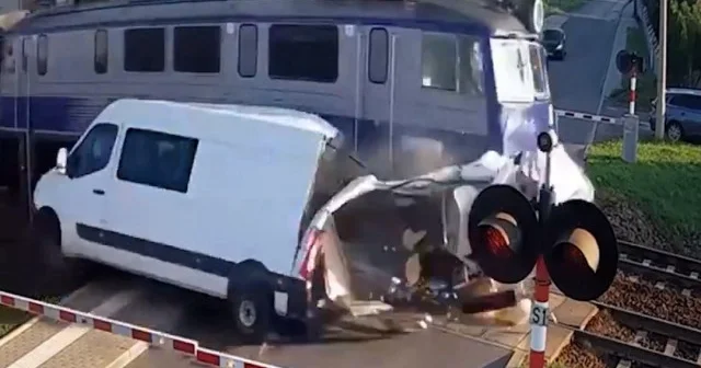 Polonya’da tren ticari aracı kağıt gibi parçaladı VİDEO İZLE