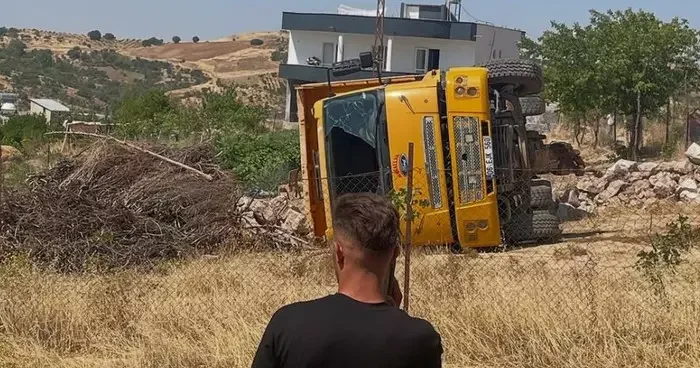 Siirt te hafriyat kamyonu devrildi: 3 yaralı