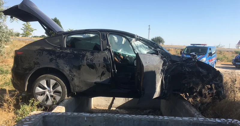 Düğünden dönen ailenin otomobili tıra çarptı: Çok sayıda yaralı var