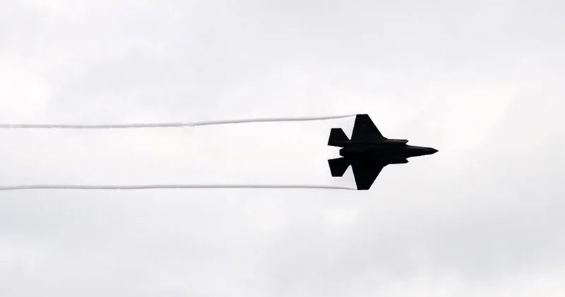 Japonya’da savaş uçağı okyanusa düştü