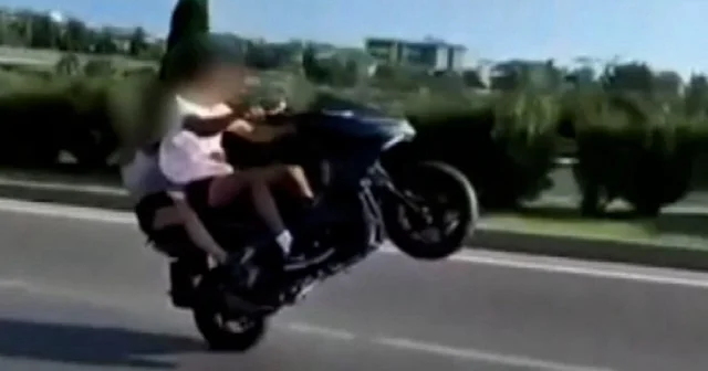 Alanya da trafikte tehlikeli hareketler yapan motosiklet sürücüsüne ceza uygulandı VİDEO İZLE