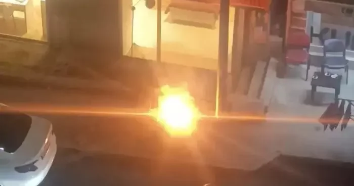 Van’da aydınlatma direğinin kabloları alev aldı