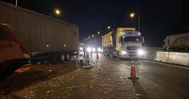 Bolu Dağı nda 2 TIR çarpıştı; yola saçılan tuğlalar ulaşımı aksattı Bolu Haberleri