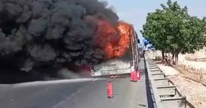 Şanlıurfa’da şehir içi yolcu otobüsü alev alev yandı
