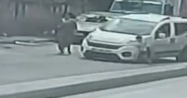 Esenler de hafif ticari aracın çocuğa ve park halindeki otomobile çarpması kamerada VİDEO İZLE