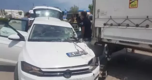 Bursa da feci kaza! Park halindeki tıra ok gibi saplandı