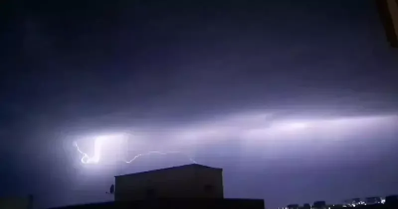 Silivri de yağışın ardından şimşekler geceyi aydınlattı