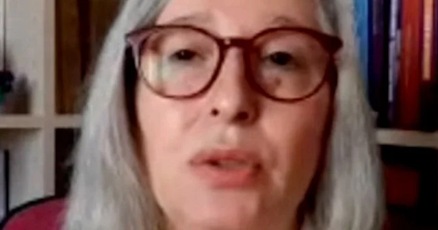 Diyanet’e kızıp başörtüsünü atmıştı: Feminist yazar Berrin Sönmez Allah’ın emrini hatırlatmak için yapmış VİDEO İZLE