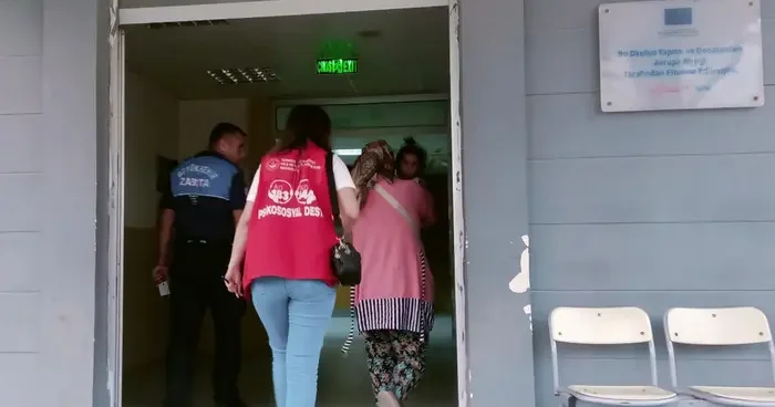 Hatay da evlatlarıyla duygu sömürüsü yapan dilenci kadınlar yakalandı