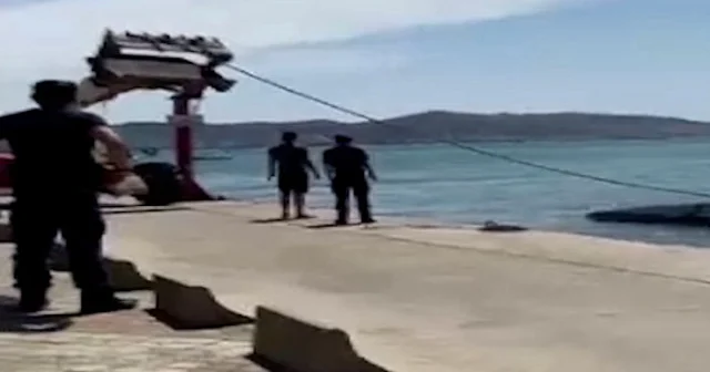 Parçalanan tekne vinçle karaya çıkarıldı VİDEO İZLE