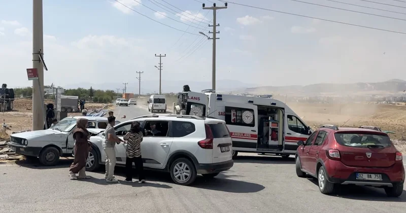 Adıyaman da iki otomobil çarpıştı: 5 kişi yaralandı Sözcü Gazetesi