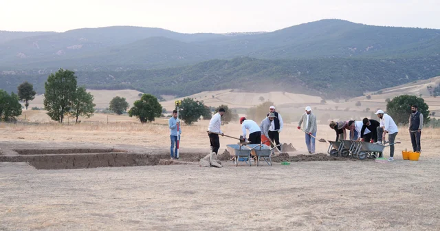 Hitit Üniversitesi akademisyenleri Anadolu daki 2 bilimsel kazıya başkanlık yapıyor Çorum Haberleri