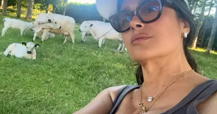 Ünlü oyuncu lüks yatlardan, açık denizlerden sıkıldı... İneklerin arasında yaz tatili yapıyor!