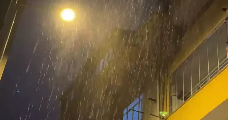 İstanbul da gece saatlerinde sağanak ve fırtına etkili oldu