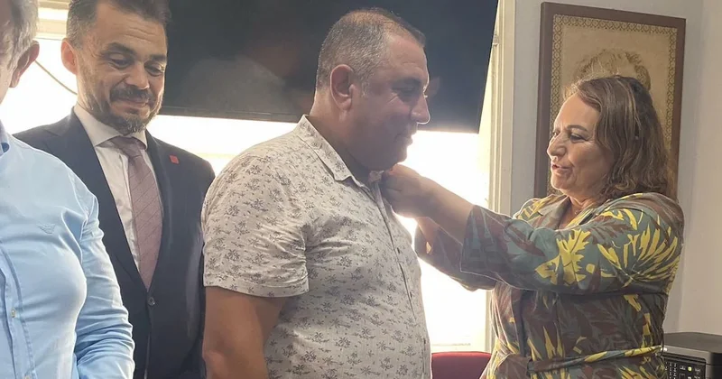 AKP den istifa etti, CHP ye geçti: Rozetini milletvekili taktı Sözcü Gazetesi