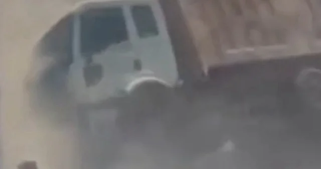 Freni boşalan kamyon sitenin duvarına çarpıp devrildi: Kaza anı kamerada VİDEO İZLE