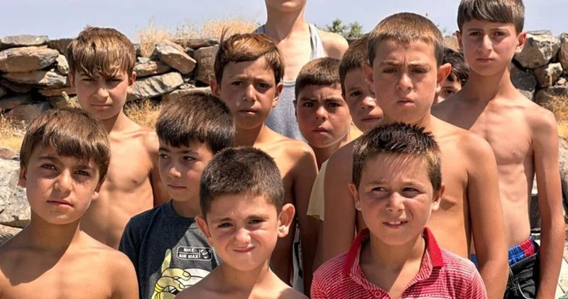 Van Gölü nün çocukları yine sarışın oldu! Kışın Ronaldo ya yazın Osimhen e benziyorum