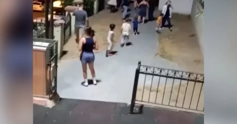 Çocukların kavgasına anneler de dahil olunca ortaya bu görüntüler çıktı