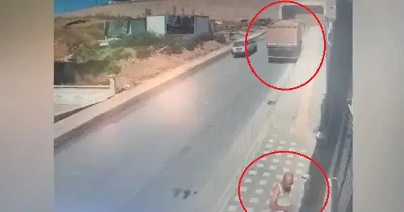 Rampa çıkarken geri kayan kamyon site duvarına çarpıp devrildi; atlayan sürücü yaralandı