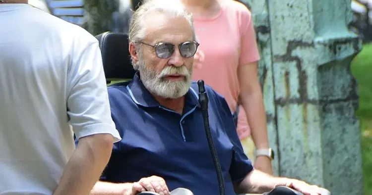 Haluk Bilginer tekerlekli sandalyede!