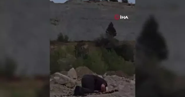 Yangında evini terk etmek zorunda kaldı: Namazını karşı tepede kıldı