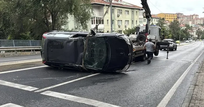Sarıyer de refüje çarpan araç takla attı: Sürücü yaralandı