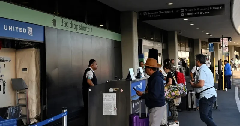 United Airlines ta sistem arızası krizi! Yüzlerce uçuş gecikti, yolcular uçaktan indirildi