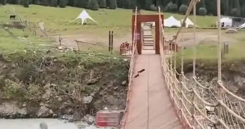 Çin de asma köprünün halatı koptu: 5 ölü, 24 yaralı