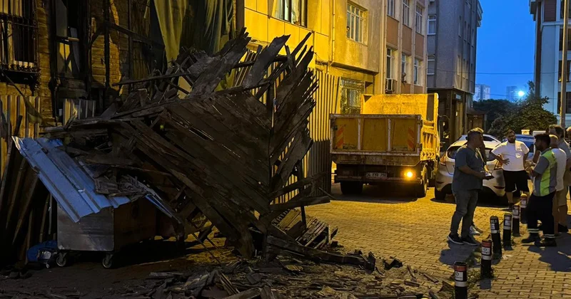 Bakırköy de iki katlı metruk binada kısmi çökme