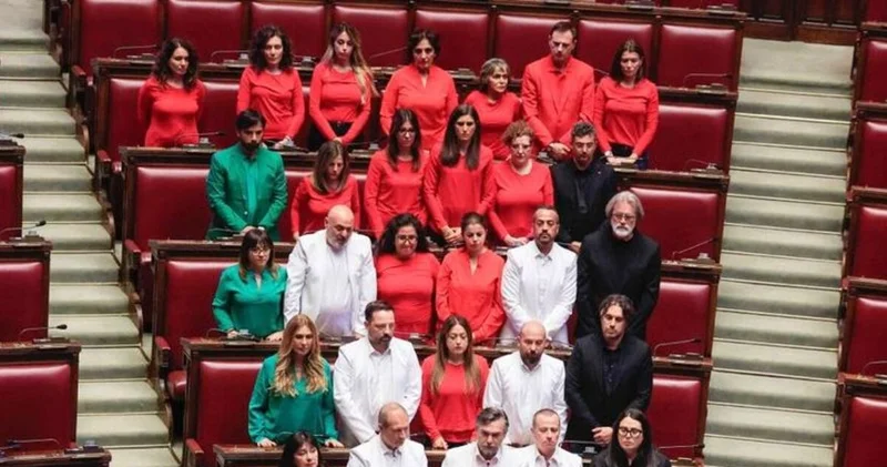 İtalya’da muhalefet vekilleri, parlamentoya Filistin bayrağının renklerini taşıyan kıyafetlerle girdi Dış Haberler