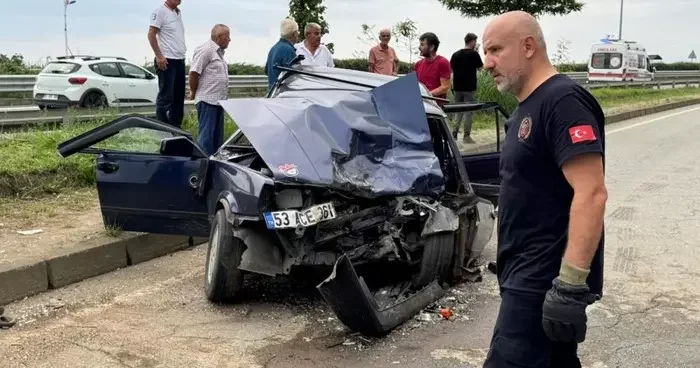 Rize deki iki araç kafa kafaya çarpıştı: Aynı aileden 6 kişi yaralandı