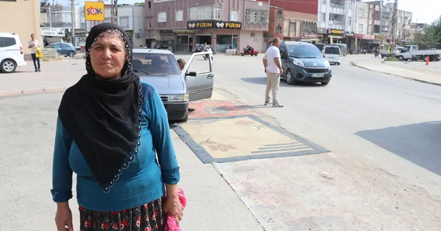 Adana da tozdan rahatsız olan kadın yoldaki çukurları halıyla kapattı Adana Haberleri
