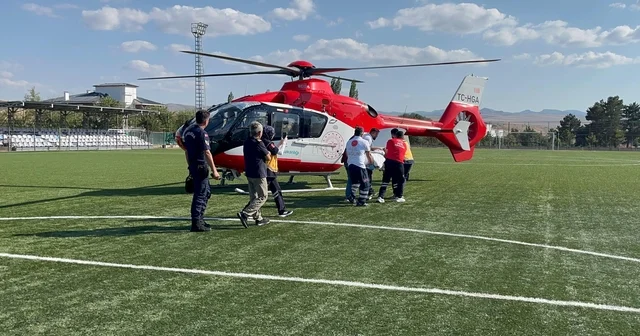 Çankırı da ambulans helikopter, ayağını balya makinesine kaptıran kişi için havalandı Çankırı Haberleri