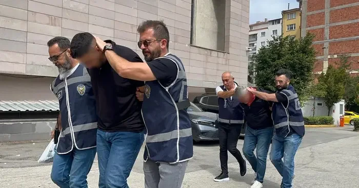 Ambulans kovalayan baba oğul ters kelepçeli adliyeye sevk edildi